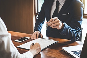 customer speaking to an insurance broker about specialty insurance