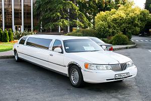 Limo sitting outside of hotel 