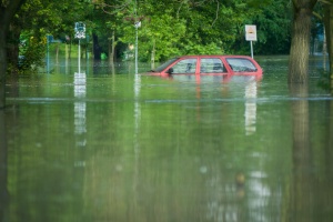 a car in a parking lot underwater that has Commercial Flood Insurance