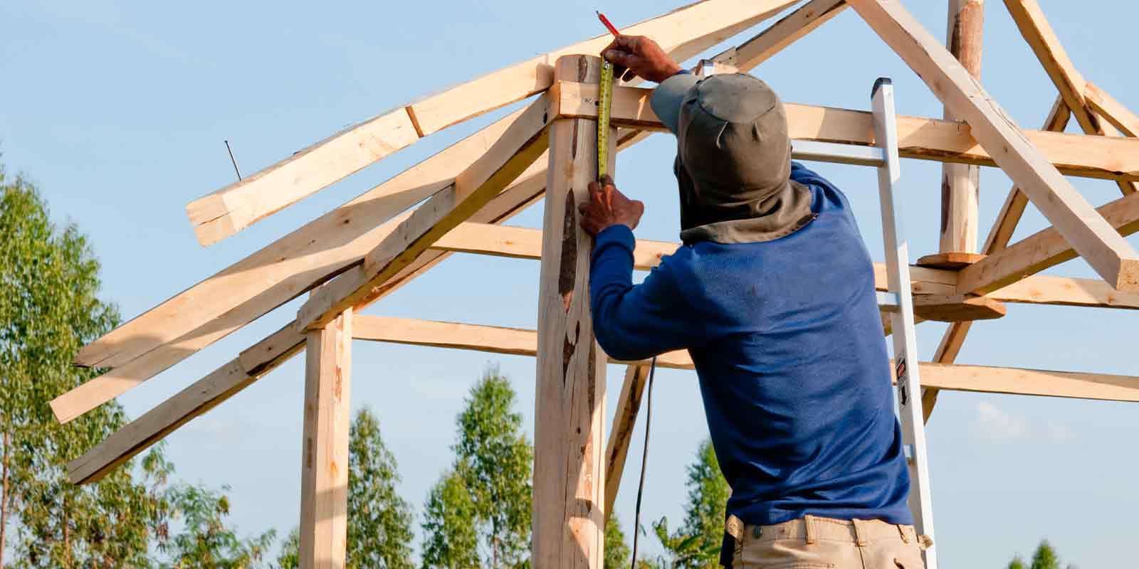 builder with Homebuilders Insurance working on home