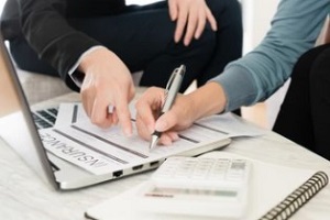 insurance expert taking client signature