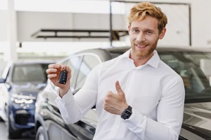 man holding center car lock key