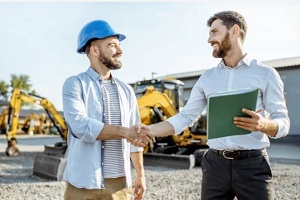 man finalizing deal with contractor