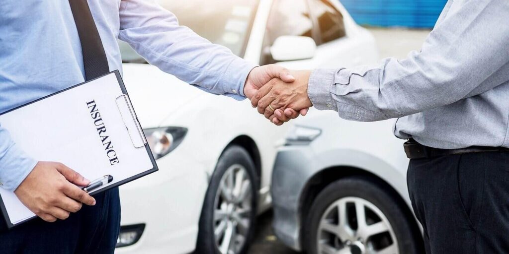 customer shake hand with auto insurance agents after agreeing to terms of insurance
