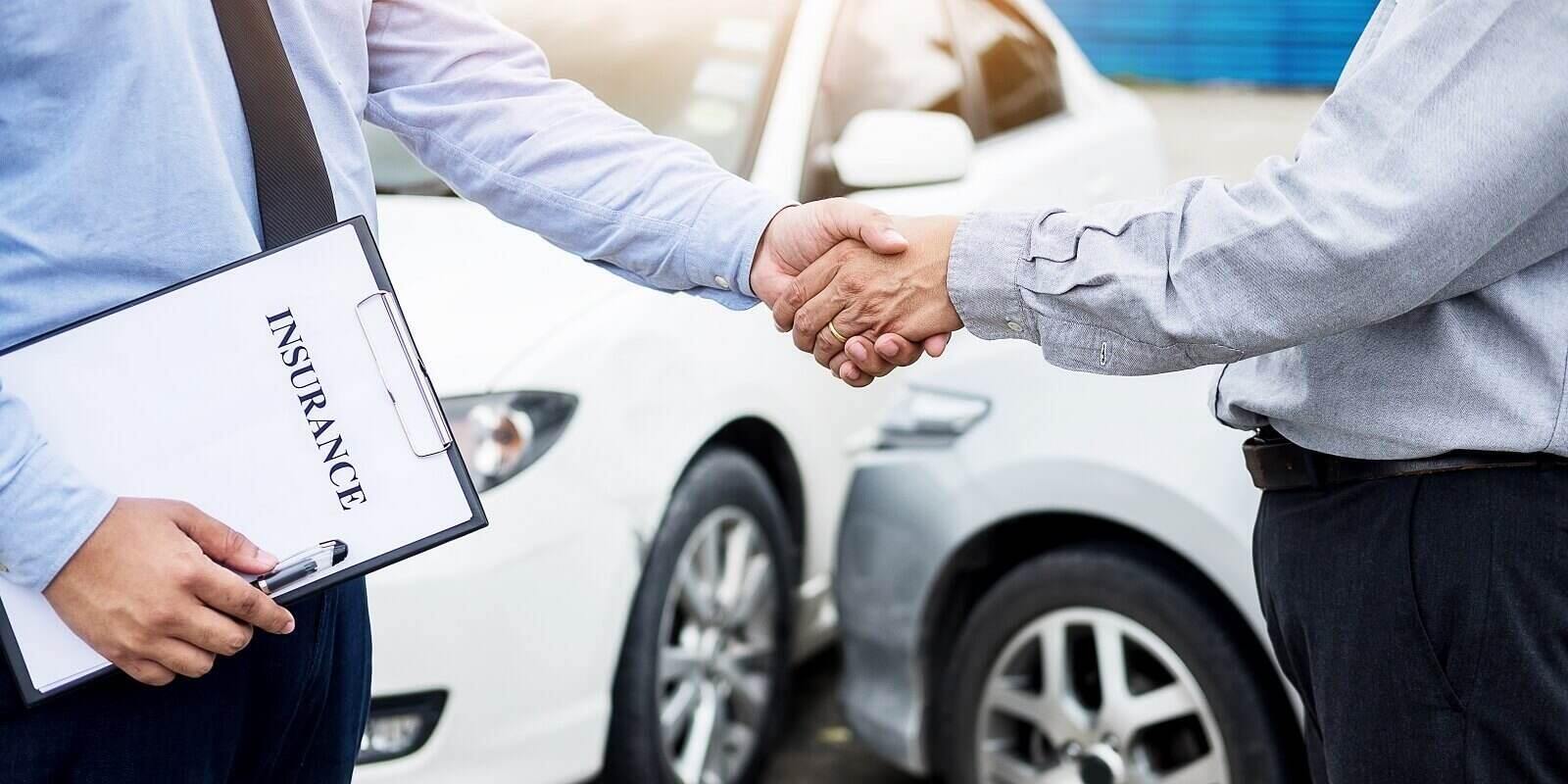 customer shake hand with auto insurance agents after agreeing to terms of insurance