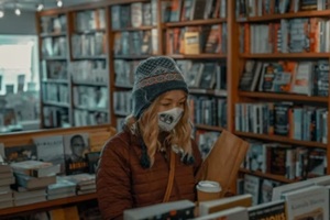 an employee wearing mask in a store