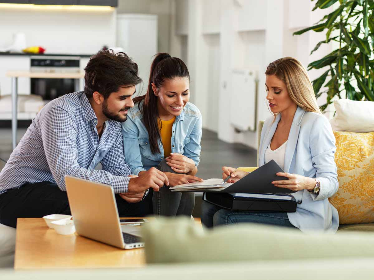 insurance agent providing a couple a custom homeowners insurance quote