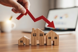 Red Down Arrow Over House Icon Representing Cash Value Fall